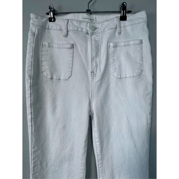 RISEN High Rise Long Tall Front Patch Pocket White Denim Flare Jeans Size 32 x 3 - Picture 3 of 15